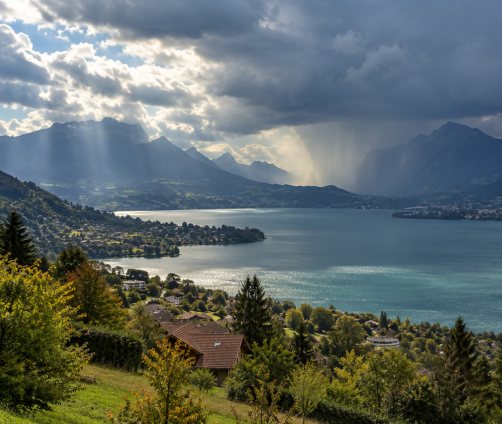 Paysage alpin réaliste avec éclaircies, nuages et averses locales pour la météo en France du 18 septembre 2026