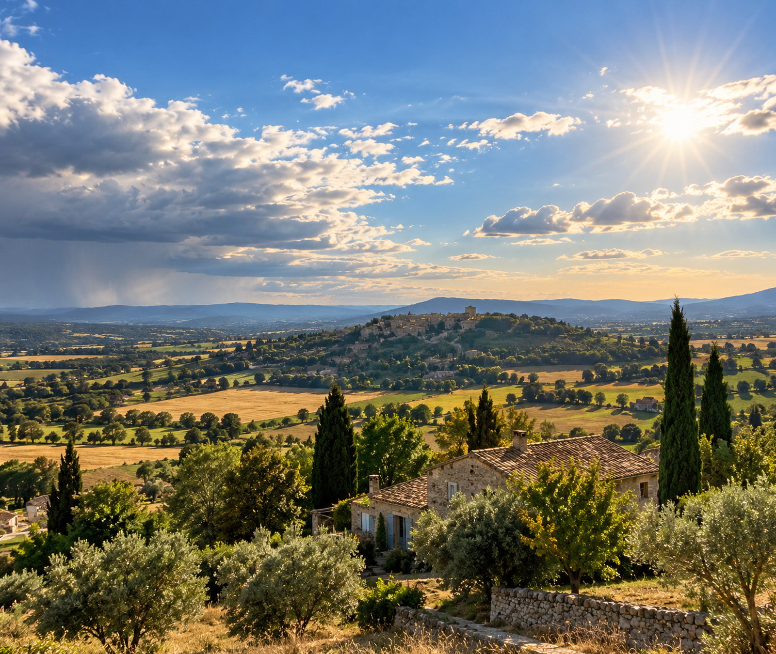Campagne française ensoleillée avec nuages plus sombres et pluie lointaine sur l’horizon