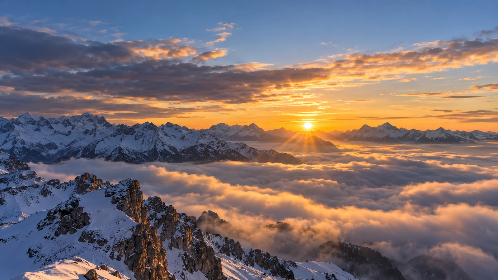 Éclaircies et soleil avec des nuages plus menaçants sur des reliefs lointains, image symbolique de la météo en France