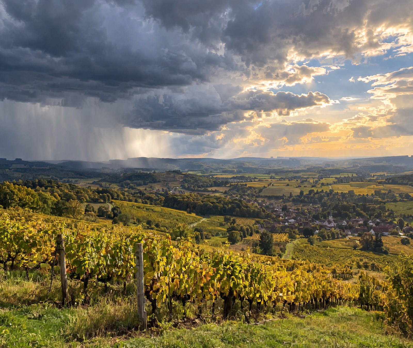 Vignobles français sous un ciel changeant avec pluie au loin et éclaircies, image symbolique de la chaleur et de l’instabilité.