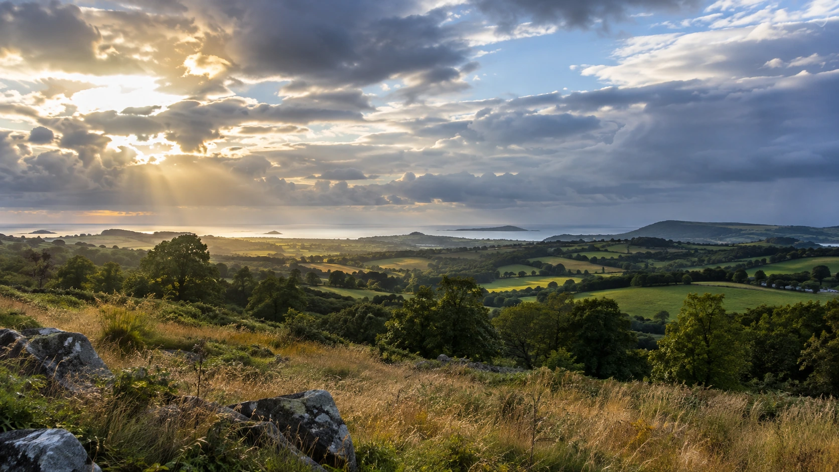 Paysage rural français sous un ciel variable avec éclaircies et nuages.