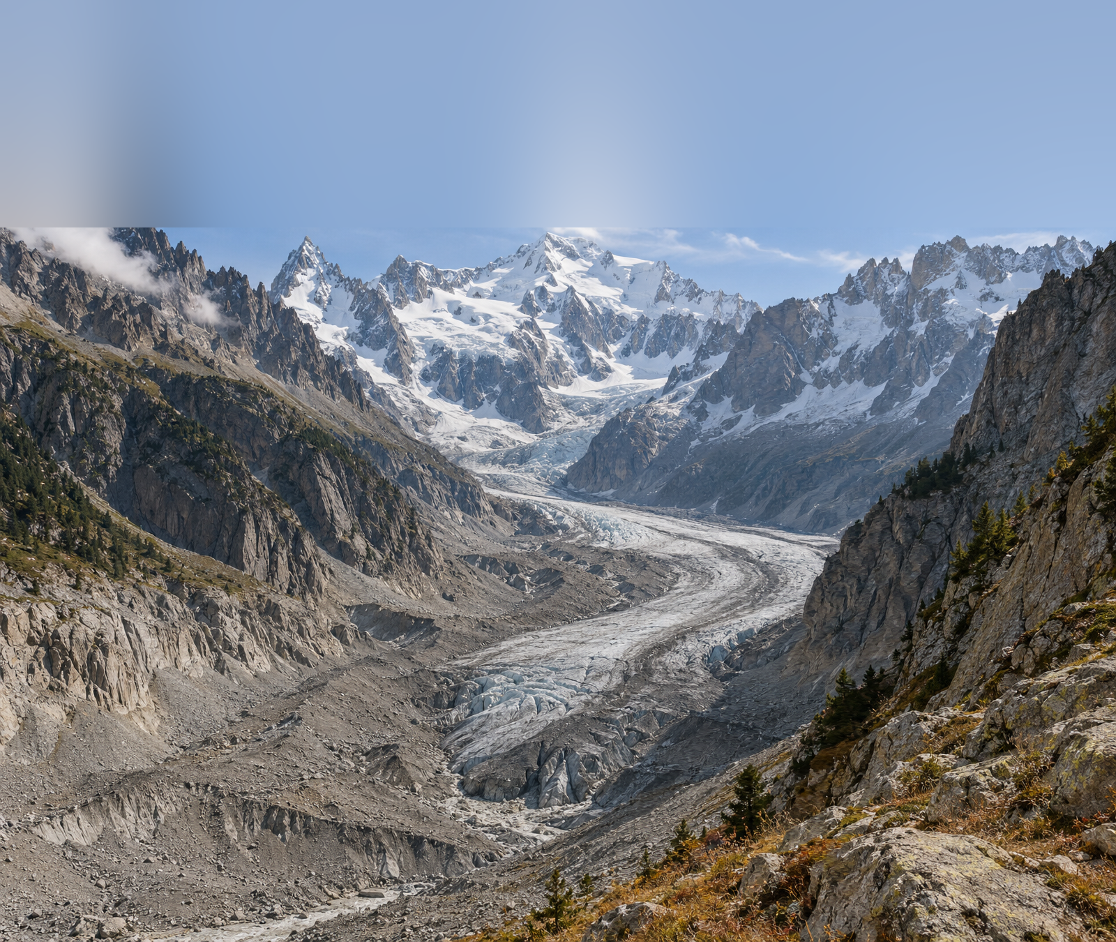 Illustration éditoriale d’un glacier alpin en fort recul dans un vaste paysage rocheux.